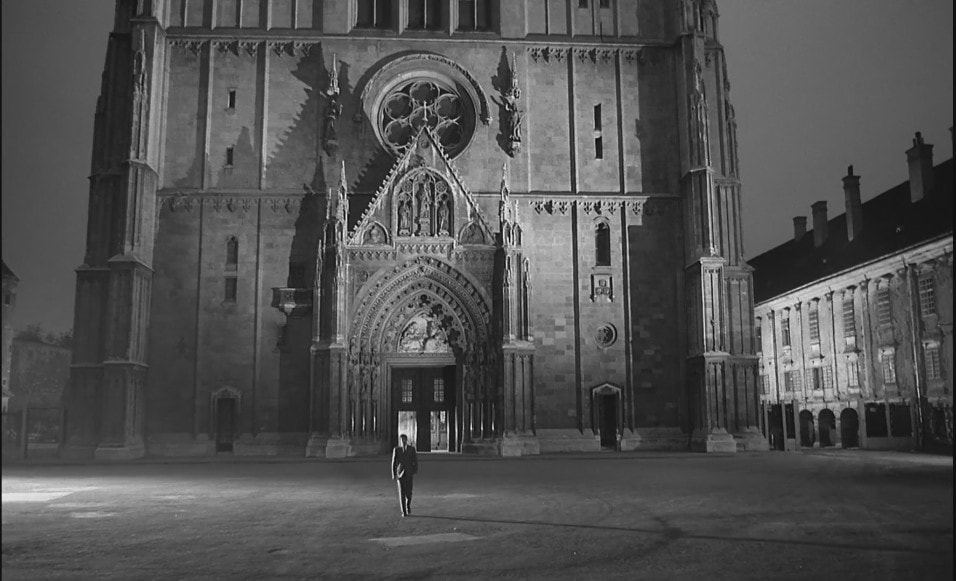 Scena iz filma Proces. 1962 godine. Anthony Perkins ispred Katedrale